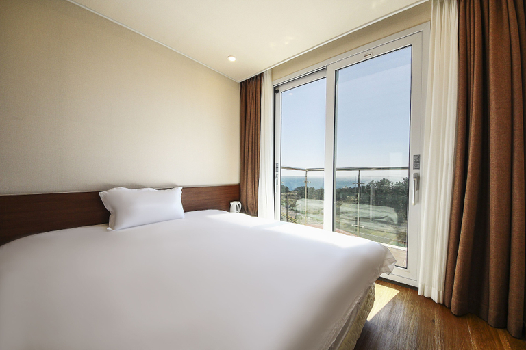 Bedroom 3, Jeju Ocean Blue Hotel, Seogwipo