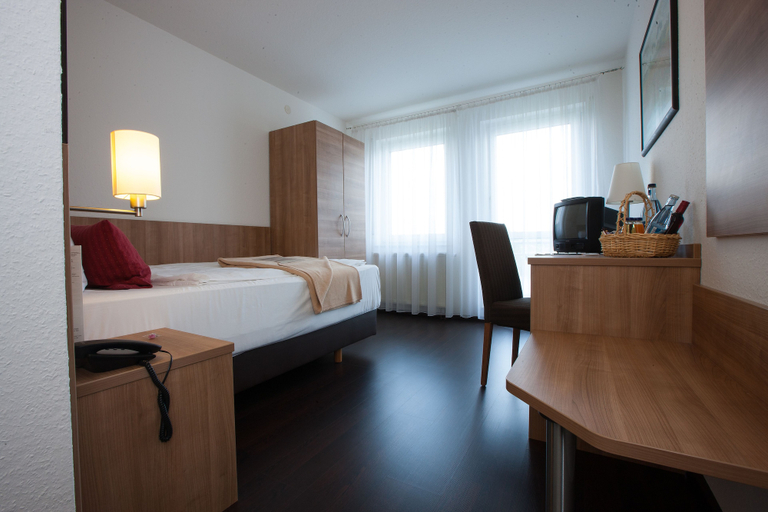 Bedroom 5, Stuttgart Großbettlingen Hotel by Belvilla, Esslingen