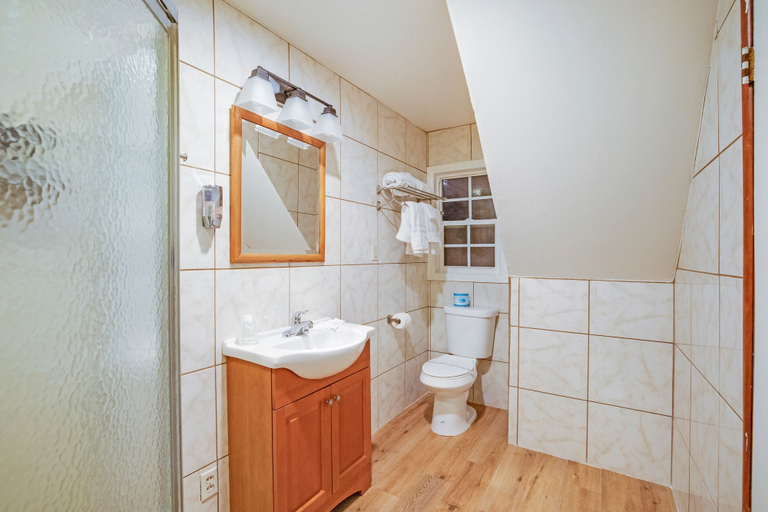Bathroom 4, Arrowhead Tree Top Lodge, San Bernardino