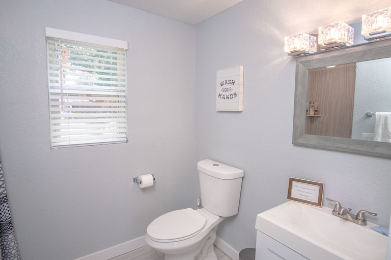 Bathroom 3, Remodeled Vintage Charm 1br/1ba Apt Close to DT, Bexar