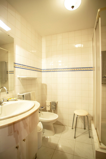 Bathroom 5, Quinta de São Caetano, Viseu