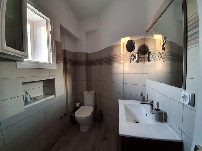 Bathroom, Glymar, South Aegean