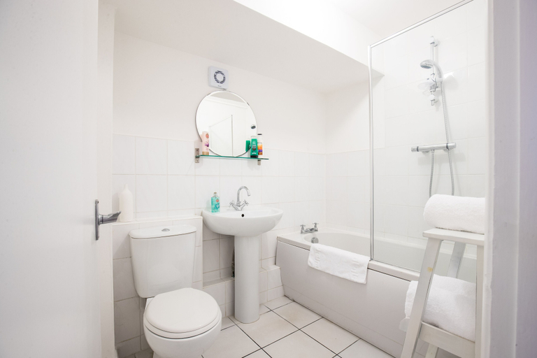 Bathroom, Apton Court, Hertfordshire