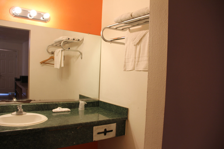Bathroom 5, Sherman Inn, Grayson