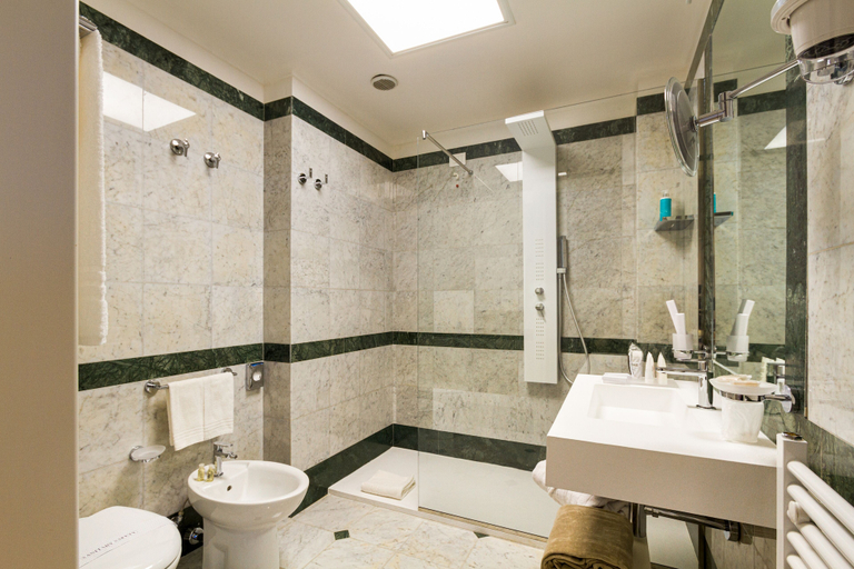 Bathroom 5, SEAWATER HOTEL BIO & BEAUTY SPA, Trapani