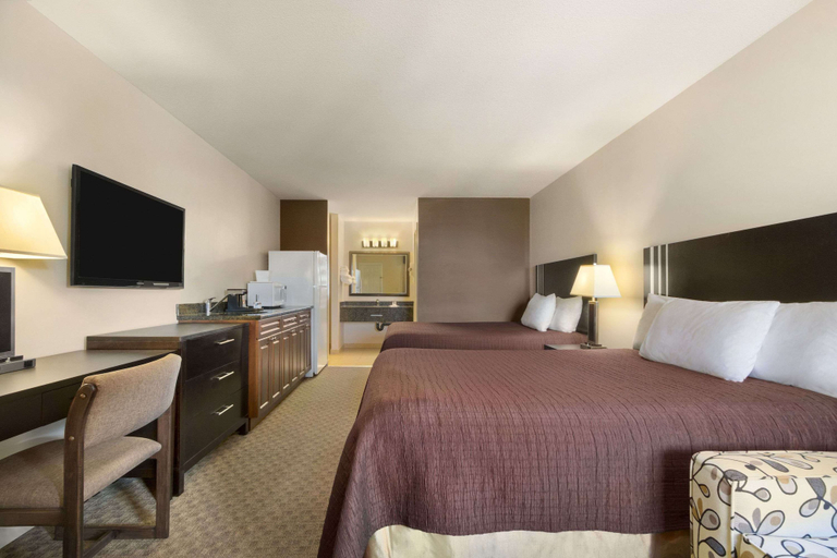 Bedroom 3, Travelodge by Wyndham Kamloops Mountview, Thompson-Nicola