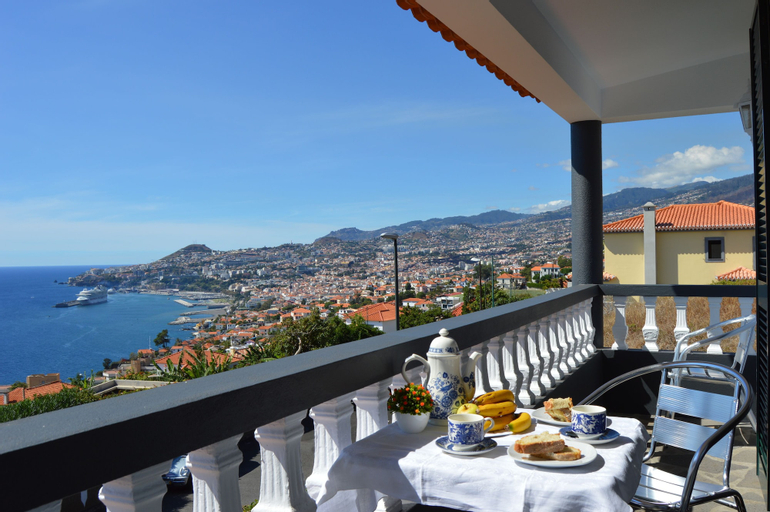 Top Floor With three Balconies, Funchal