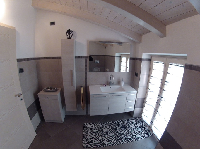 Bathroom 3, La bella corte, Trento