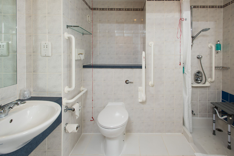 Bathroom 4, Holiday Inn Express PETERBOROUGH by IHG, Peterborough