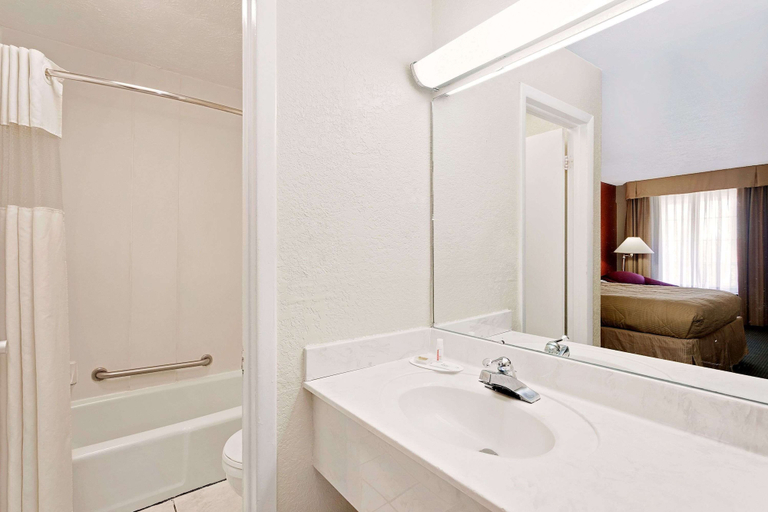 Bathroom 3, Days Inn by Wyndham Fort Walton Beach, Okaloosa