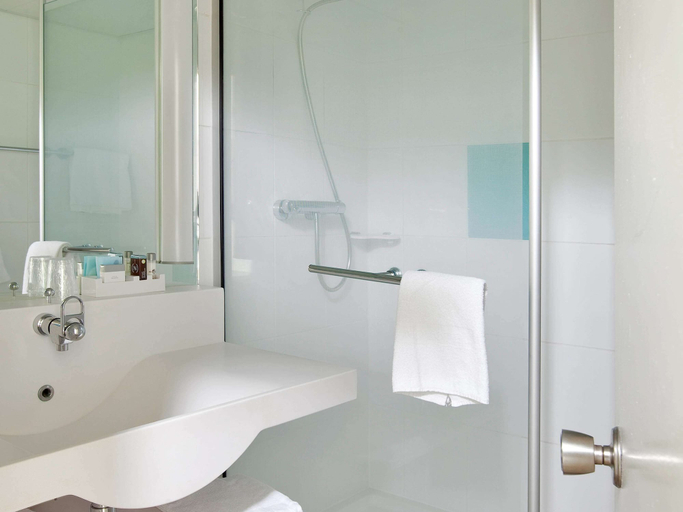 Bathroom 5, Novotel Avignon Nord, Vaucluse