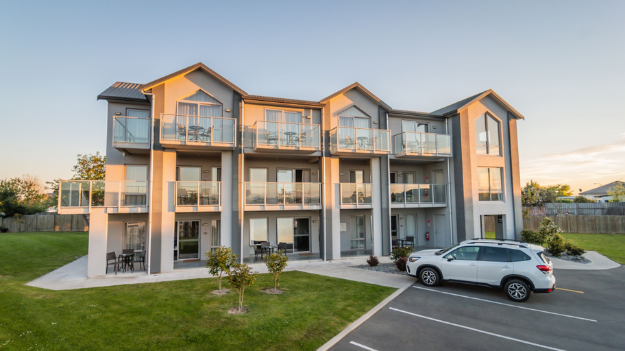 Exterior & Views