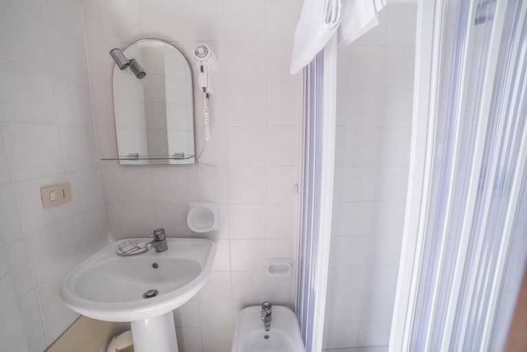 Bathroom 4, Hotel Isola Bella, Messina