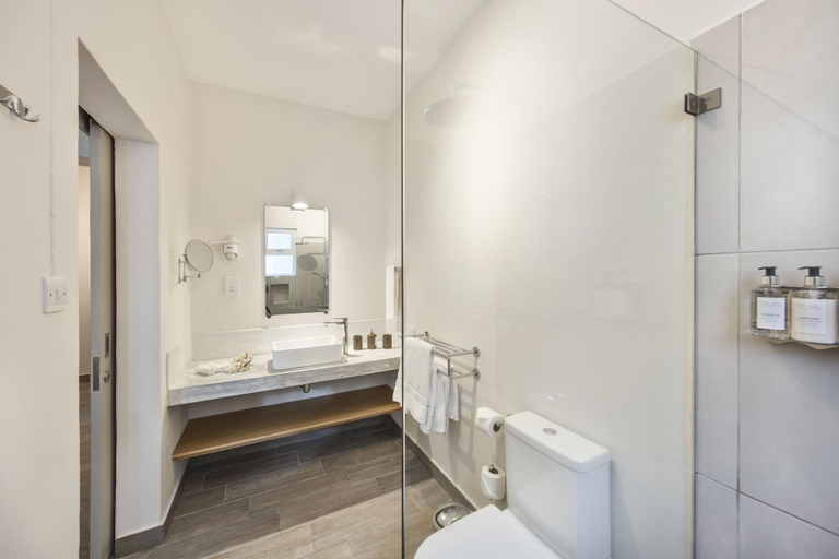 Bathroom 5, The Bay, Black River