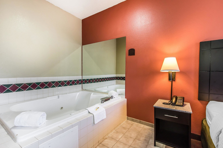Bathroom, Quality Inn & Suites, Rutherford