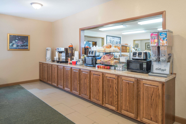Food & Drinks 5, Super 8 by Wyndham Poplar Bluff Missouri, Butler