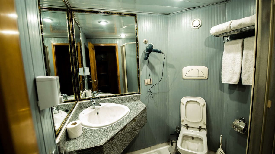 Bathroom 3, Hapi 5 Nile Cruise, 3-4-7 nights from Luxor or Aswan, Luxor