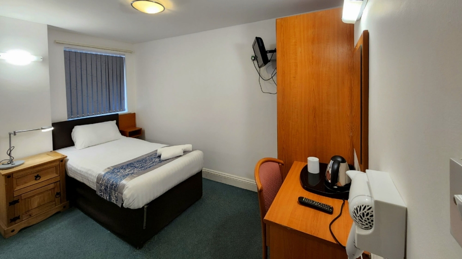 Bedroom 4, SK Heathrow Hotel, London
