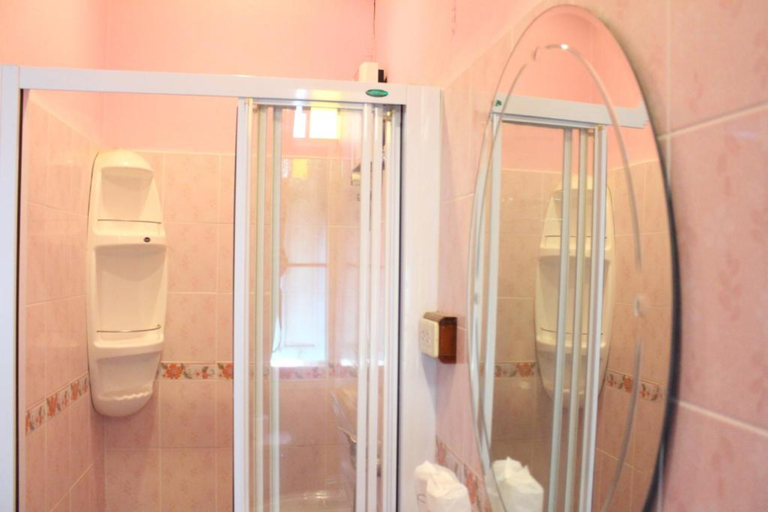 Bathroom 5, Samsen Sam Place, Phra Nakhon