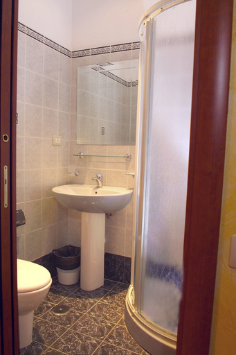 Bathroom 3, Hotel Kriss, Rome