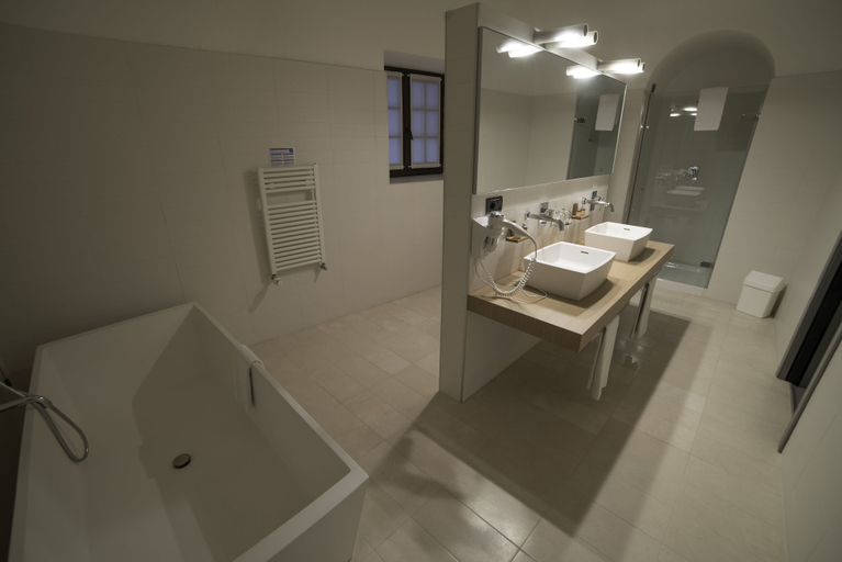 Bathroom 4, Hotel Cavour et des Officiers, Aosta