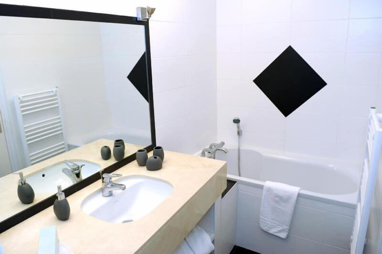 Bathroom 4, Hotel de France, Maine-et-Loire