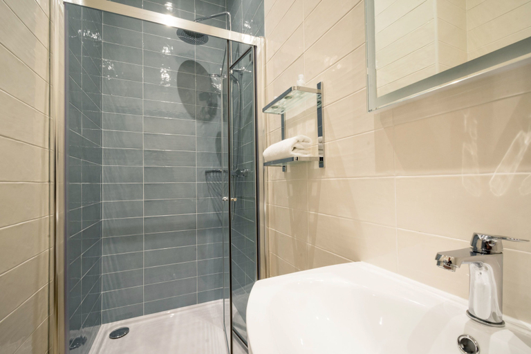 Bathroom, Nevins Inn