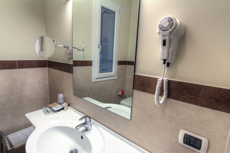 Bathroom 5, Hotel Kent, Ravenna