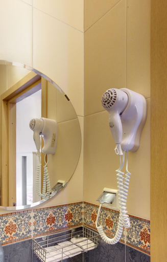 Bathroom 2, RA Kuznechniy 19, Sankt-Peterburg gorsovet