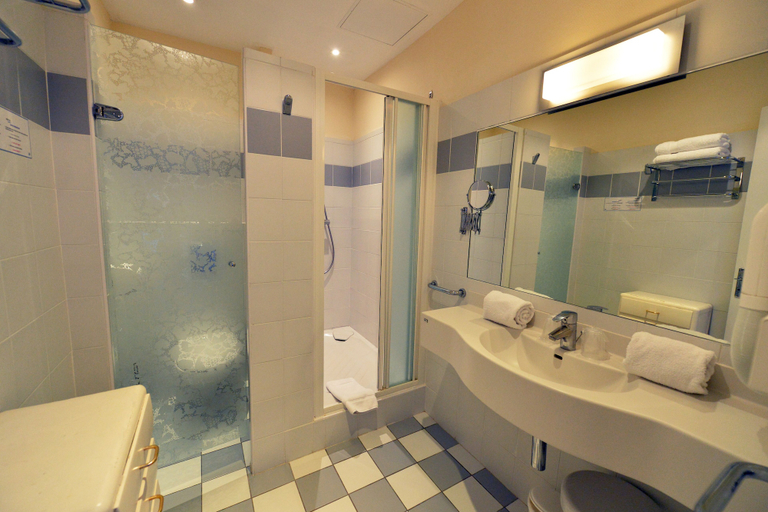 Bathroom 4, Hôtel Printania, Ille-et-Vilaine
