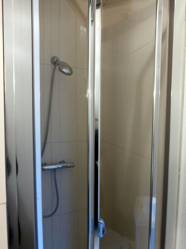 Bathroom 5, Hotel de France, Manche