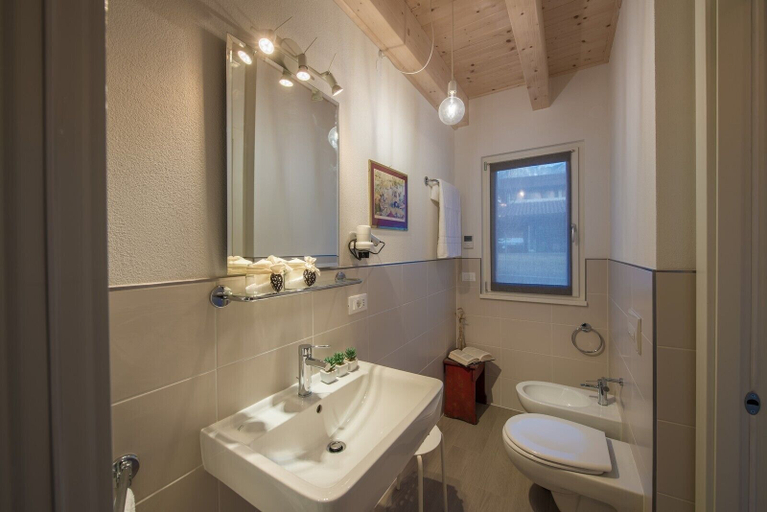 Bathroom 3, La Gazza Ladra Apartments, Trento