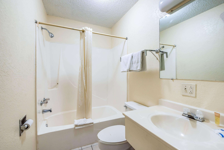Bathroom 5, Rodeway Inn Benton, Saline