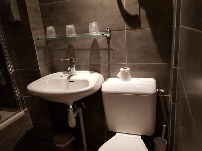 Bathroom 5, Hôtel du Maine, Paris