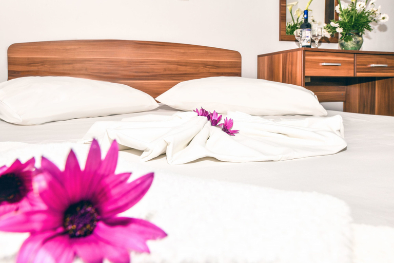 Bedroom 3, En Plo Rooms, Crete