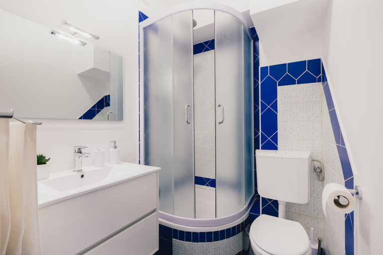 Bathroom 5, D&A Center Apartments, Pula