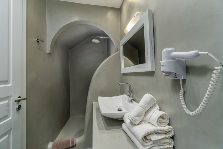 Bathroom 5, Central Fira, South Aegean