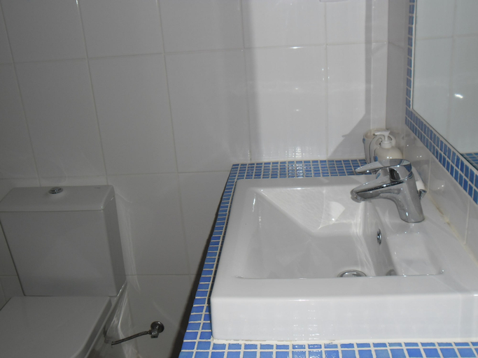 Bathroom 3, Albufeira Sea View by Rentals in Algarve (51), Albufeira