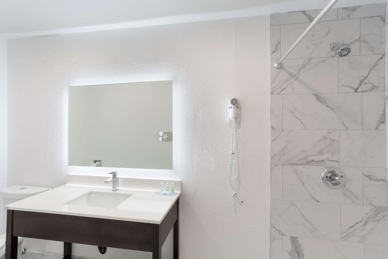 Bathroom 4, Quality Inn Redding near I-5, Shasta