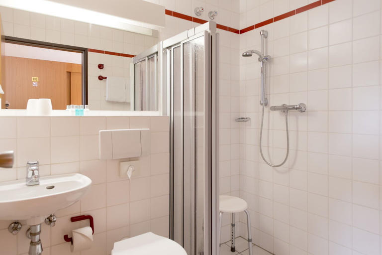 Bathroom 5, Days Inn by Wyndham Dortmund West, Dortmund