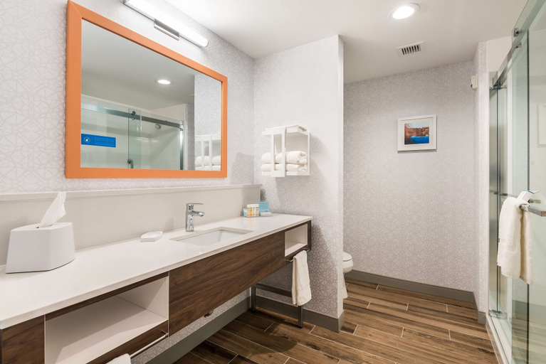 Bathroom 4, Hampton Inn Batesville, Independence