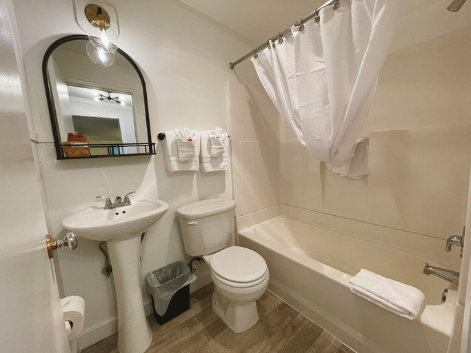 Bathroom 5, Emerald Valley Inn, Clallam