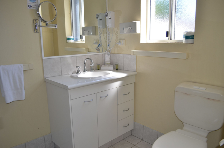 Bathroom 4, Airport Motel, Hamilton