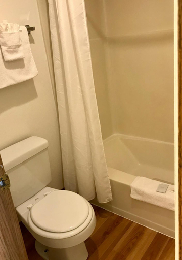 Bathroom 5, Sea-Tac Airport Value Inn, King