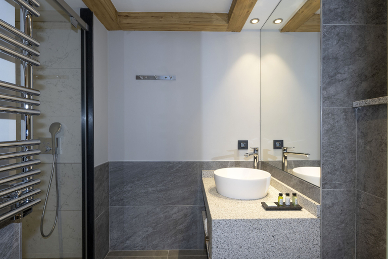 Bathroom 5, MGM Hôtels & Résidences – Résidence Chalets Éléna, Haute-Savoie