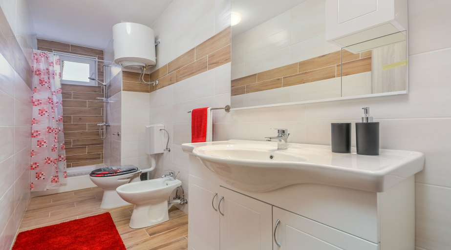 Bathroom 4, Villa Martin, Tinjan