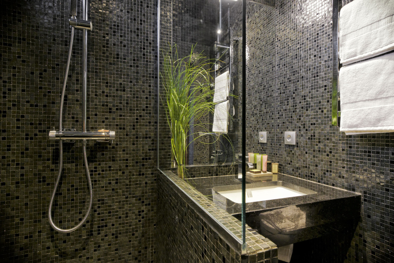 Bathroom 5, B Montmartre, Paris