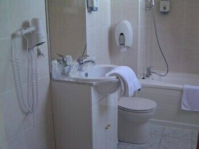 Bathroom 4, Hôtel Le Goëlo, Paimpol, Côtes-d'Armor
