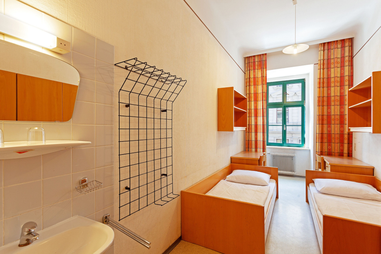 Bathroom 5, Porzellaneum, Wien