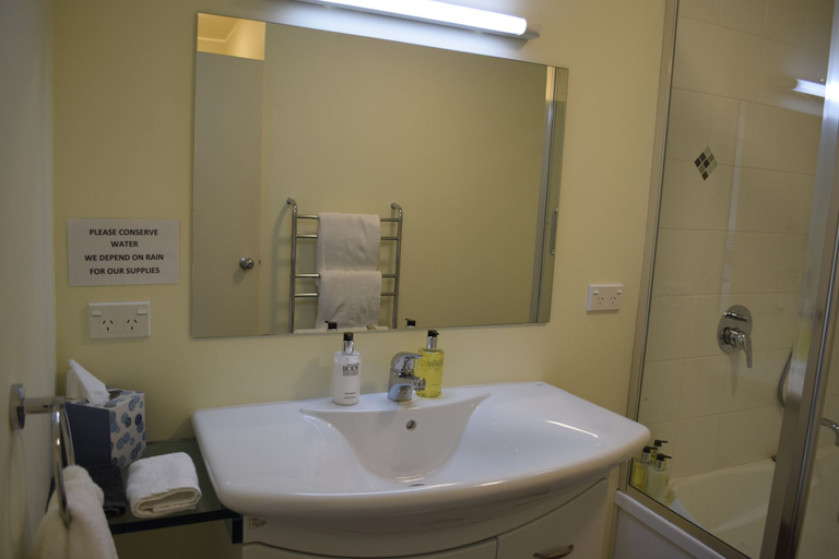 Bathroom 4, The Sails, Far North